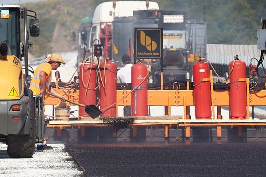 Damit etwa Straßen schneller gebaut werden können, sieht ein CDU-Papier Änderungen beim Planungsrecht vor.