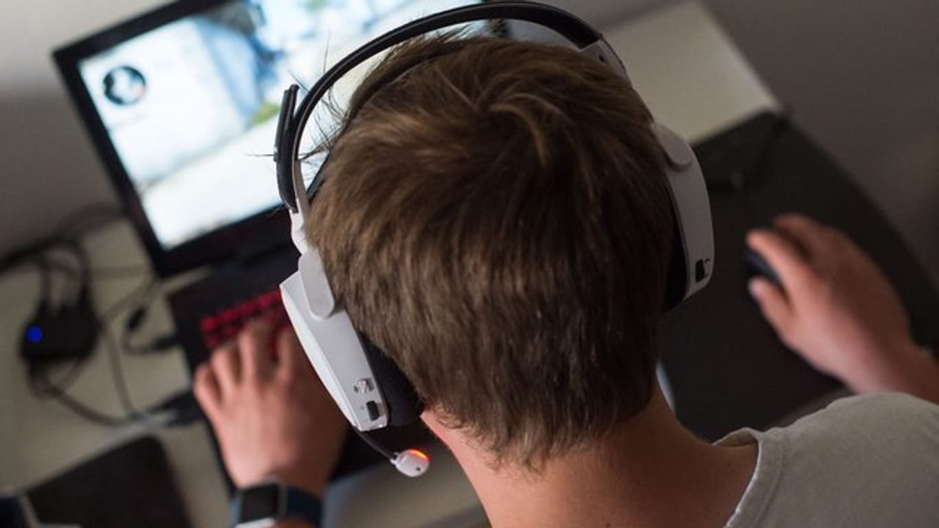 Ein junger Mann spielt ein Online-Computerspiel: Experten warnen vor neuen Suchtgefahren.