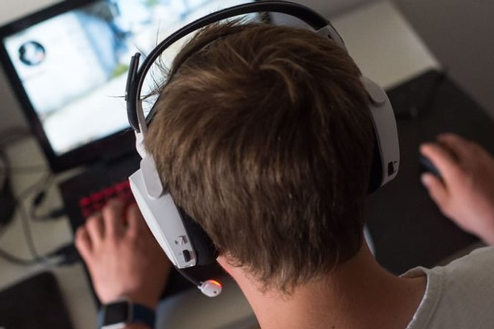Ein junger Mann spielt ein Online-Computerspiel: Experten warnen vor neuen Suchtgefahren.