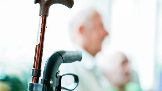 Ein Rollator und ein Gehstock stehen in einer Wohn-Pflege-Gemeinschaft.