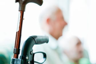 Ein Rollator und ein Gehstock stehen in einer Wohn-Pflege-Gemeinschaft.