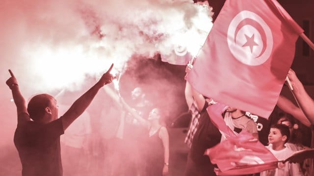 Unterstützer des inhaftierten tunesischen Präsidentschaftskandidaten und Medienmoguls Nabil Karoui feiern nach den ersten Wahlergebnissen. Unterstützer des inhaftierten tunesischen Präsidentschaftskandidaten und Medienmoguls Nabil Karoui feiern nach den ersten Wahlergebnissen.