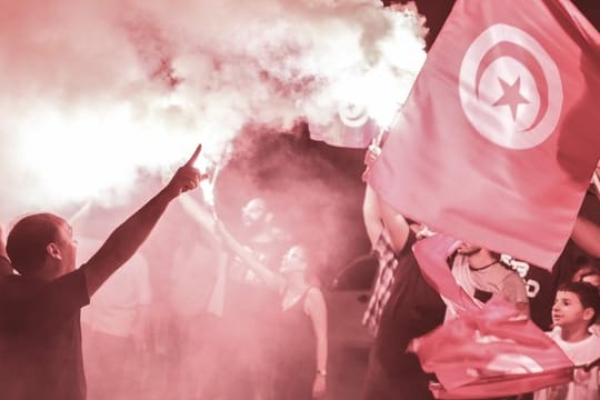 Unterstützer des inhaftierten tunesischen Präsidentschaftskandidaten und Medienmoguls Nabil Karoui feiern nach den ersten Wahlergebnissen.