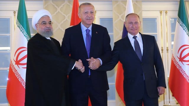 Irans Präsident Ruhani neben Gastgeber Erdogan und seinem russischen Amtskollegen Putin. Irans Präsident Ruhani neben Gastgeber Erdogan und seinem russischen Amtskollegen Putin.