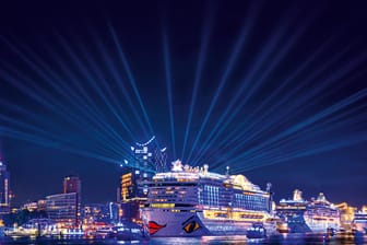 Hamburger Hafen: AIDAprima führt die Hamburg Cruise Days Parade an.