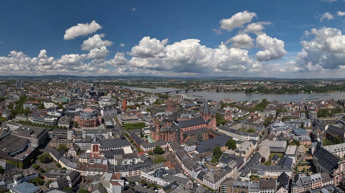 Die Mainzer Innenstadt von oben: Laut einer Studie waren dort nun weniger Passanten als im Vorjahr unterwegs.