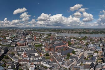 Die Mainzer Innenstadt von oben: Laut einer Studie waren dort nun weniger Passanten als im Vorjahr unterwegs.