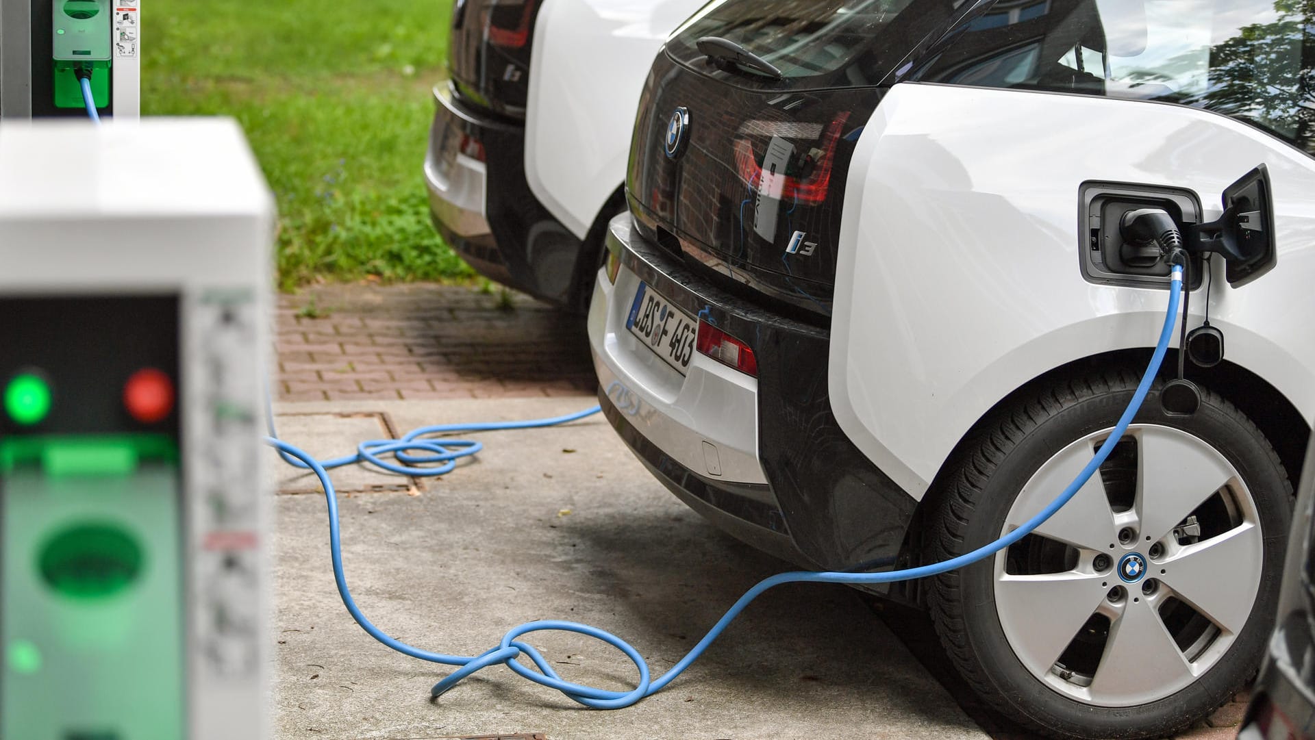 Elektrofahrzeuge an einer Ladesäule: Unternehmen, die beispielweise in Windkraftanlagen oder Elektromobilität investieren, sollen steurlich entlastet werden. (Archivbild)