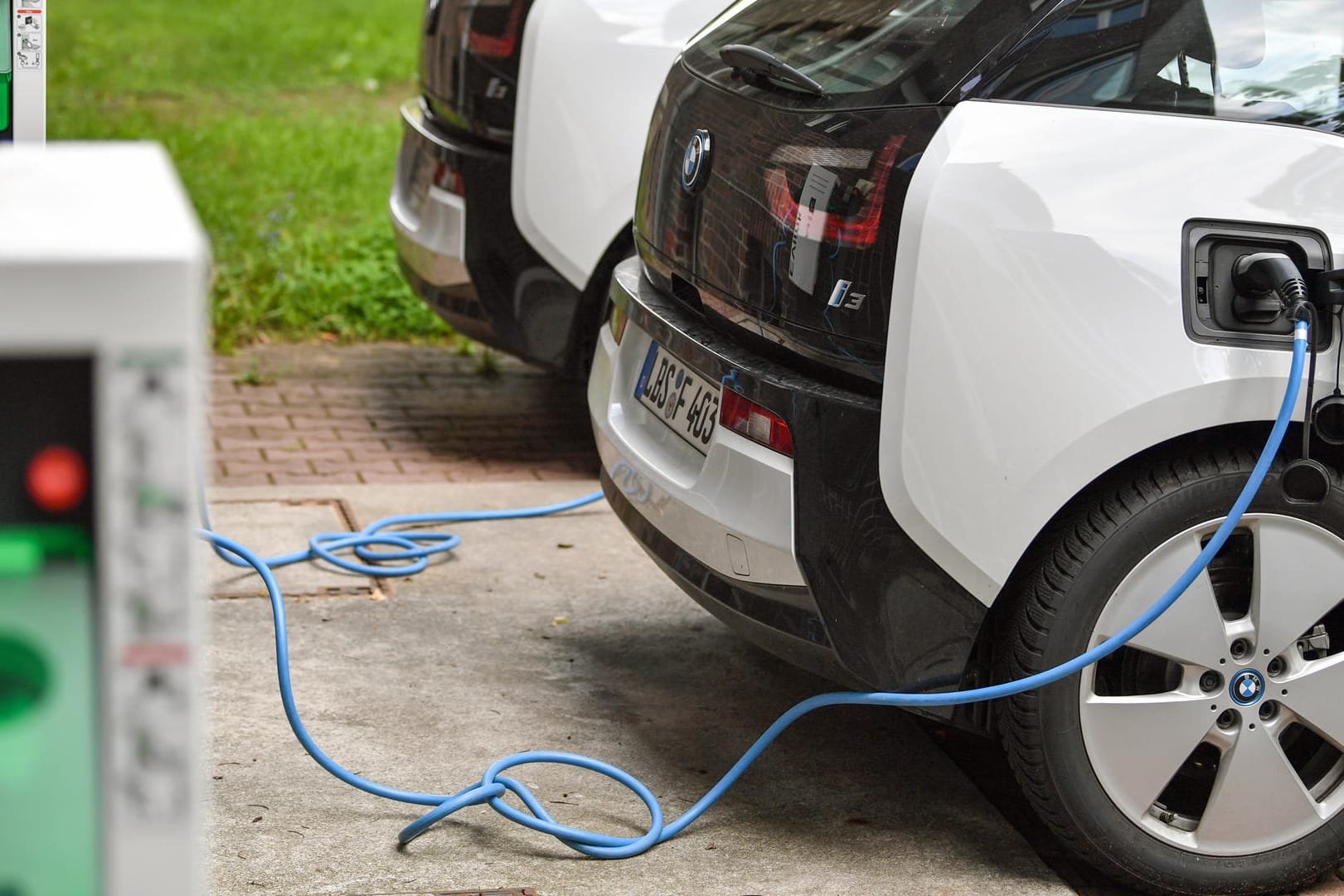 Elektrofahrzeuge an einer Ladesäule: Unternehmen, die beispielweise in Windkraftanlagen oder Elektromobilität investieren, sollen steurlich entlastet werden. (Archivbild)