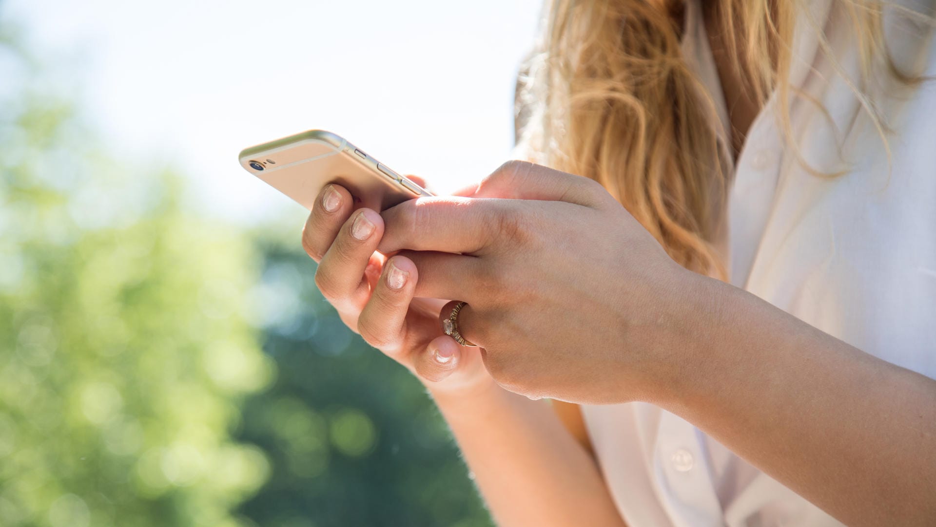 Eine Frau nutzt ein Smartphone: Tausende Handy-Kunden erhielten Rechnungen, obwohl sie keine Dienstleistungen beansprucht hatten.