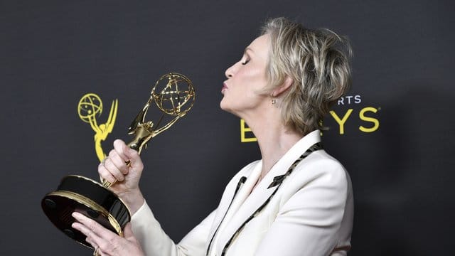 Jane Lynch wurde in der Kategorie "herausragende Gastdarstellerin" in der Serie "The Marvelous Mrs. Jane Lynch wurde in der Kategorie "herausragende Gastdarstellerin" in der Serie "The Marvelous Mrs.