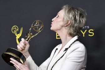 Jane Lynch wurde in der Kategorie "herausragende Gastdarstellerin" in der Serie "The Marvelous Mrs.
