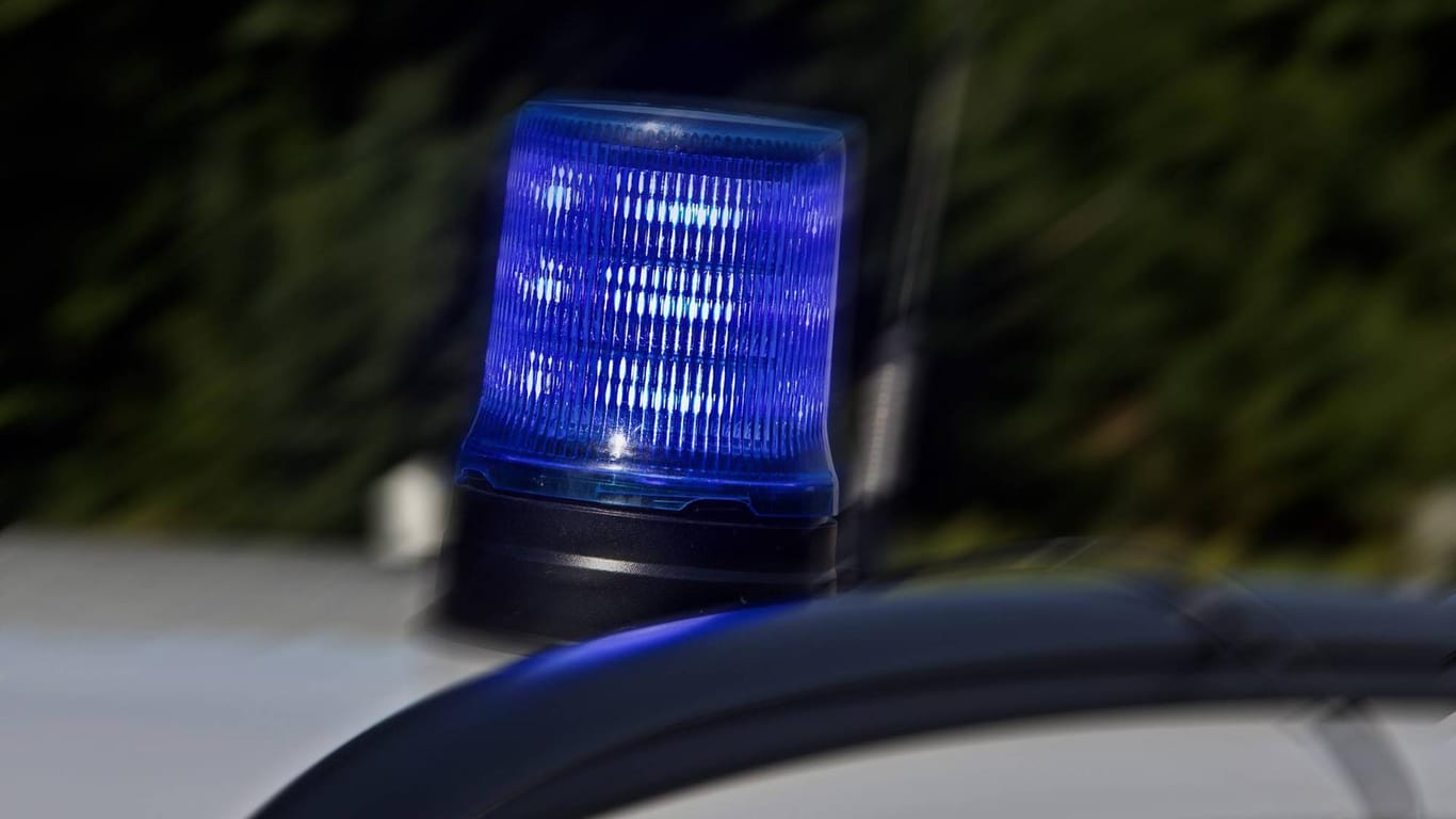 Ein Blaulicht auf einem Polizeiauto: Angeblich blieb bei dem Sprung ein Rucksack im ersten Obergeschoss hängen – die Polizei bestätigte das nicht. (Symbolbild)