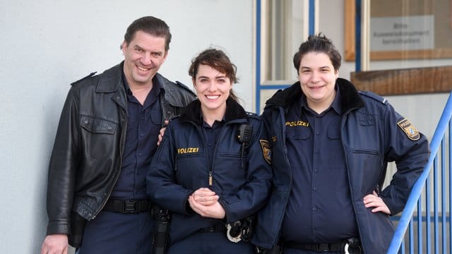 Verena Altenberger als Elisabeth "Bessie" Eyckhoff zwischen ihren Kollegen Andreas Bittl als Wolfgang Maurer (l) und Cem Lukas Yeginer als Cem Halac.