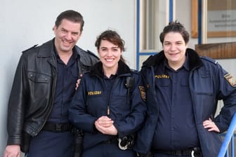 Verena Altenberger als Elisabeth "Bessie" Eyckhoff zwischen ihren Kollegen Andreas Bittl als Wolfgang Maurer (l) und Cem Lukas Yeginer als Cem Halac.