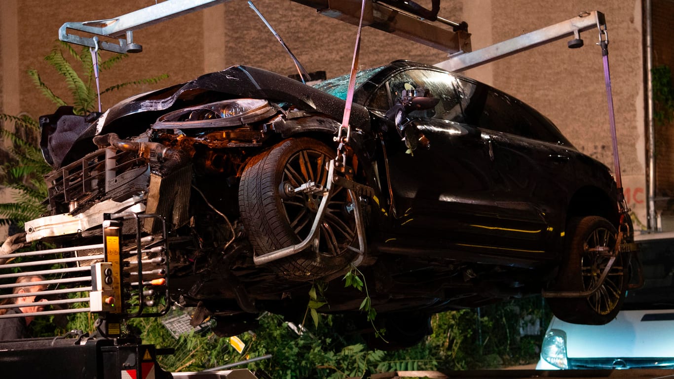 Nach dem furchtbaren Unfall in Berlin: Der zerstörte SUV wird auf einen Abschleppwagen gehoben.
