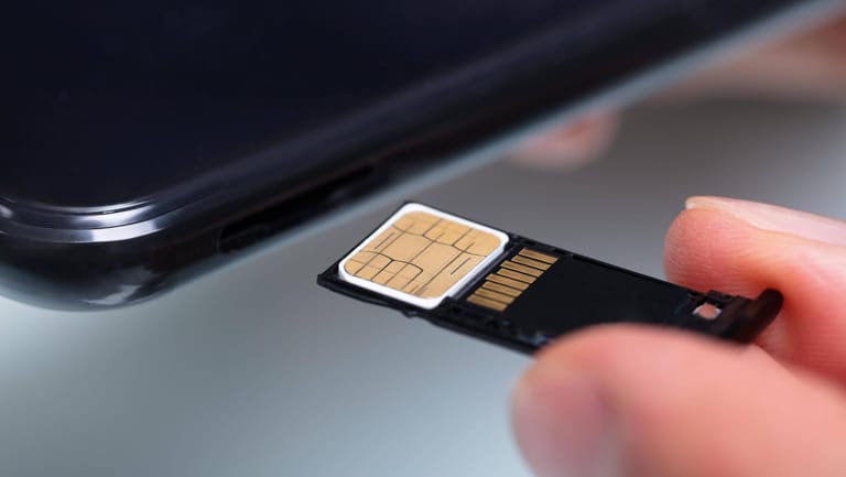 Eine SIM-Karte: Forscher warnen vor einer Schwachstelle in SIM-Karten, mithilfe derer Unbekannte Nutzer ausspionieren können.