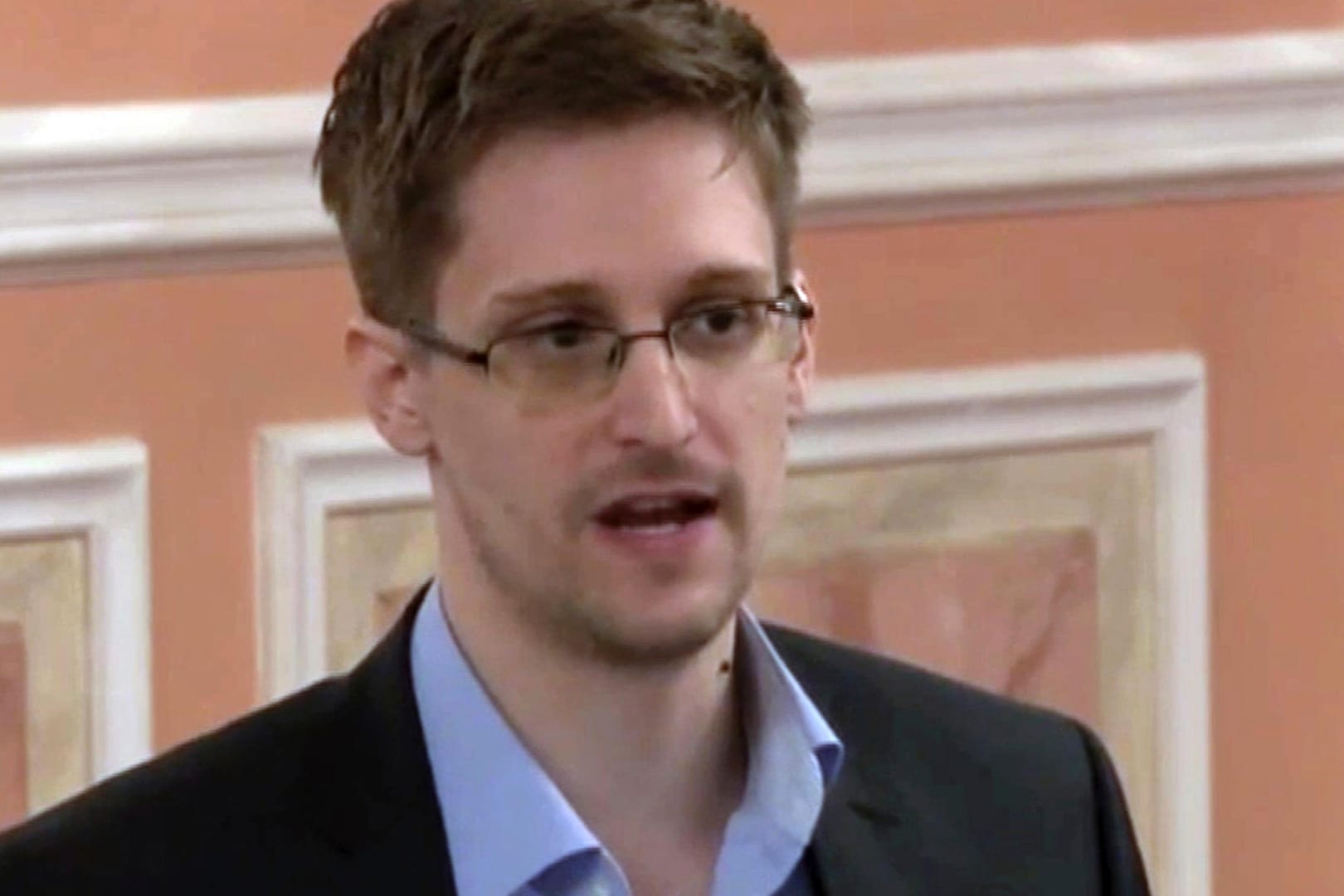 Whistleblower Edward Snowden: Der IT-Experte warnt vor dem Einfluss von sozialen Netzwerken wie Facebook. (Archivbild)