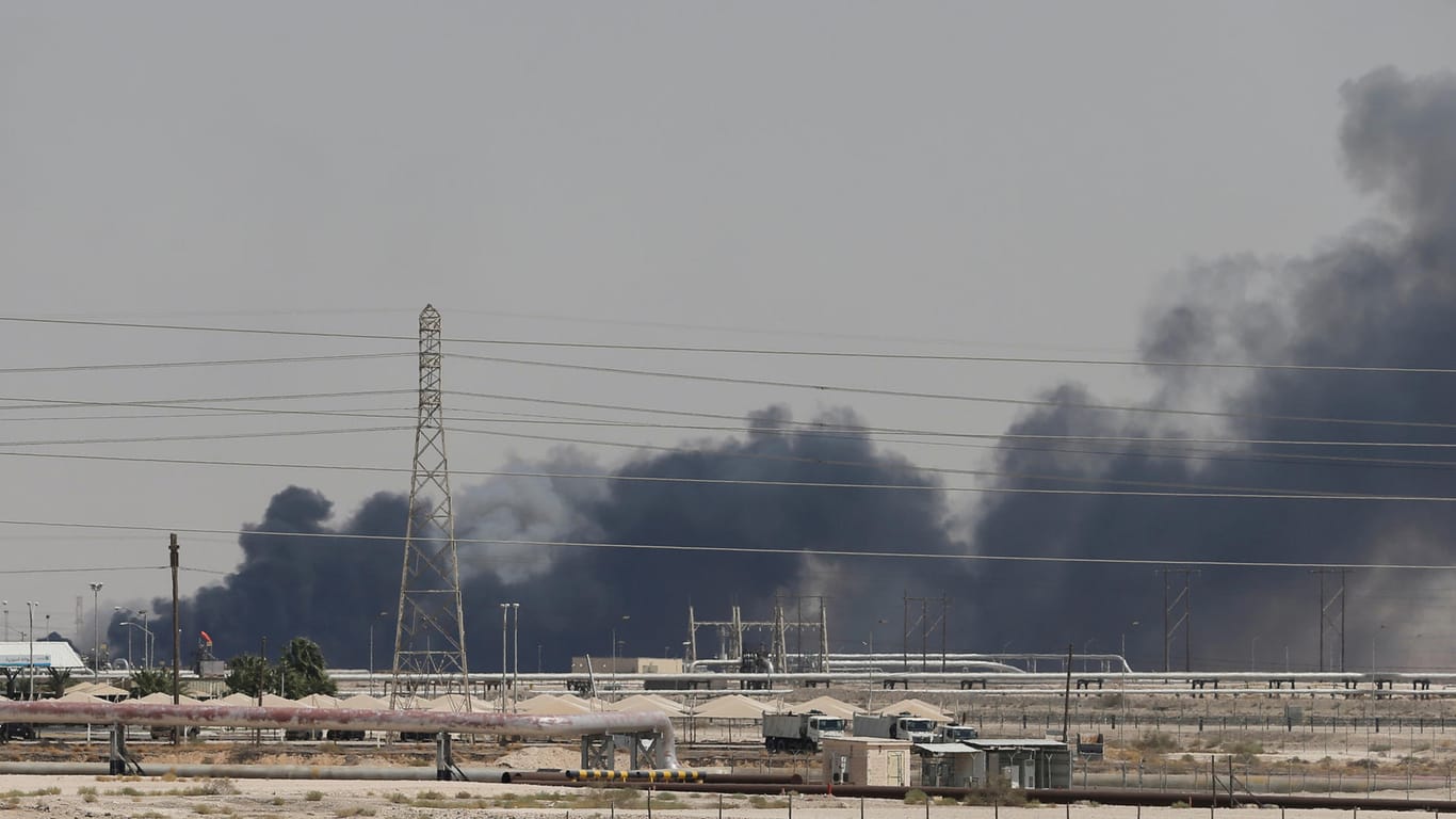 Schwarzen Rauch, der aus einer Raffinerie in Saudi-Arabien aufsteigt: "Die Zeichen stehen auf Eskalation. Mehr denn je", schreibt der Tagesanzeiger aus Zürich.