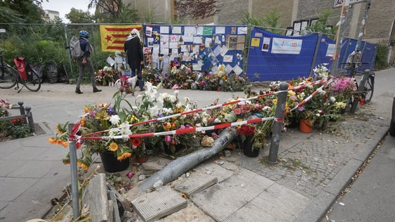 Am Unfallort liegen Blumen zum Gedenken an die vier Toten.