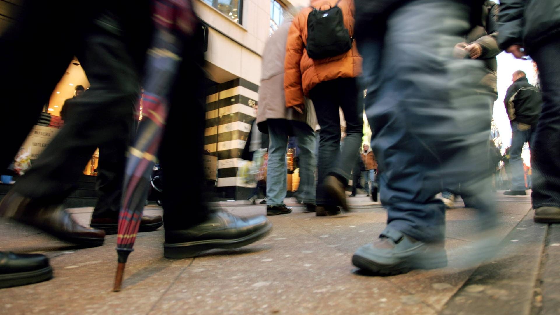 Fußgänger laufen durch die Limbecker Straße: Immer weniger Menschen besuchen die Einkaufsstraße in Essen. Fußgänger laufen durch die Limbecker Straße: Immer weniger Menschen besuchen die Einkaufsstraße in Essen.