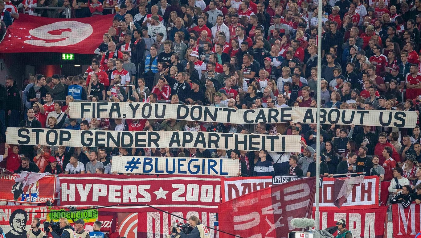 Protest auch in Düsseldorf: Fans fordern bei der Bundesliga-Partie gegen Wolfsburg Gleichberechtigung im Stadion.