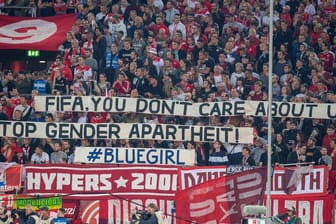 Protest auch in Düsseldorf: Fans fordern bei der Bundesliga-Partie gegen Wolfsburg Gleichberechtigung im Stadion.