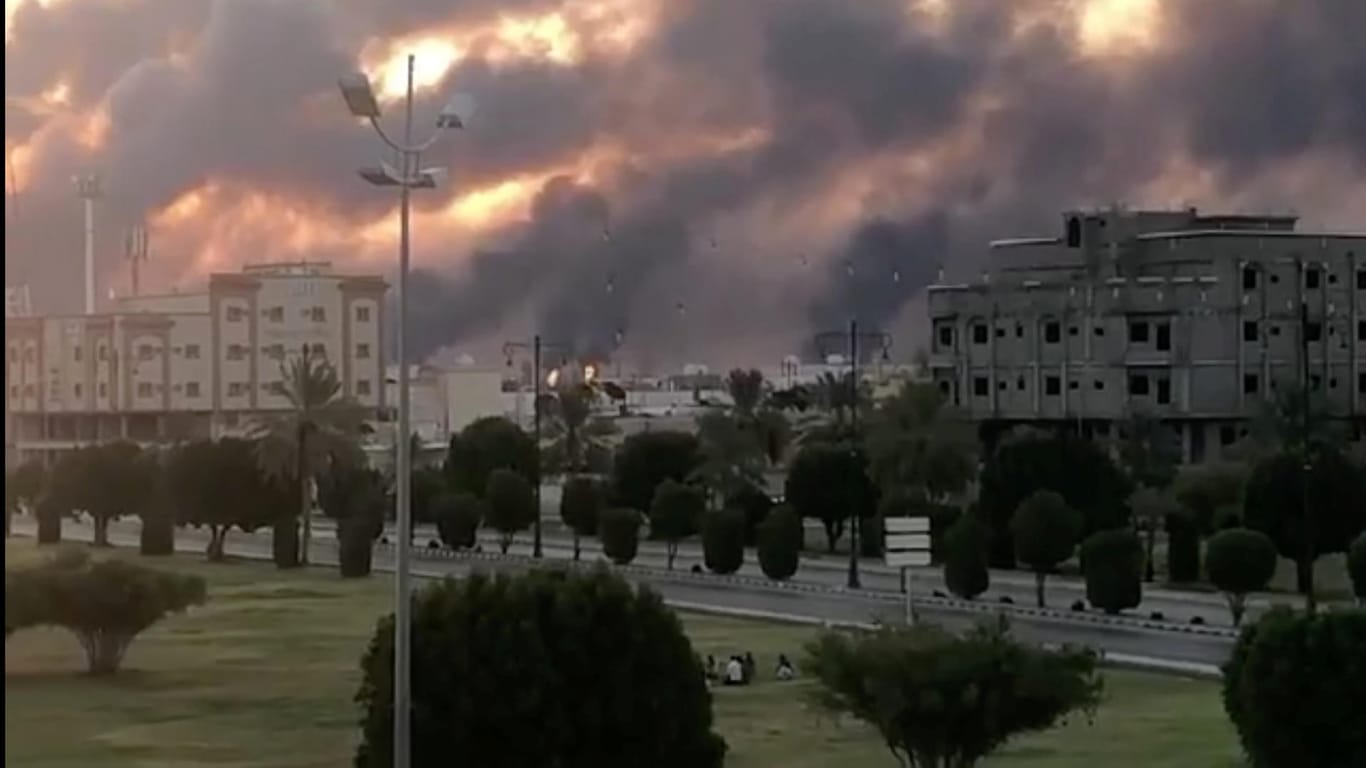 Nach dem Drohnenangriff brennen saudische Ölanlagen in Abqaiq.