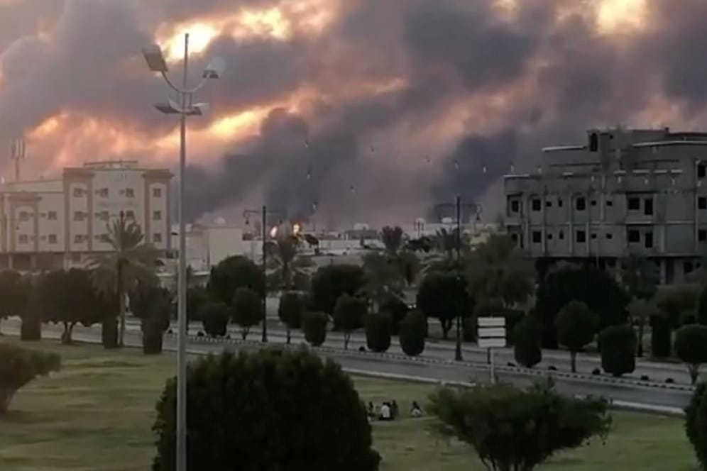 Nach dem Drohnenangriff brennen saudische Ölanlagen in Abqaiq.