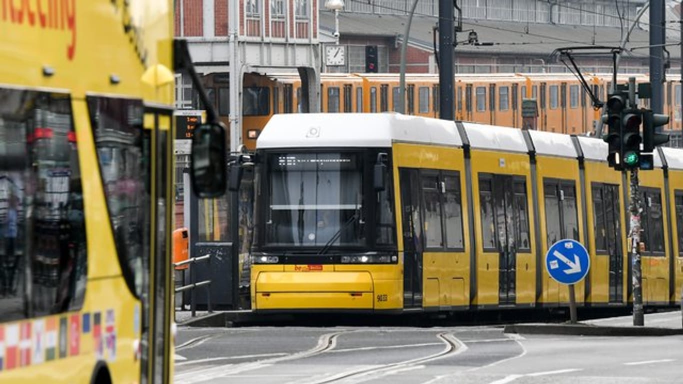 Straßenbahn, ein Sightseeing-Bus und eine U-Bahn in Berlin (Archivbild): Anlässlich des internationalen Autofreien Tag ist der ÖPNV kostenlos.