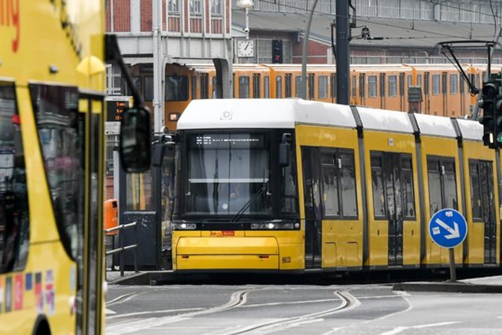 Straßenbahn, ein Sightseeing-Bus und eine U-Bahn in Berlin (Archivbild): Anlässlich des internationalen Autofreien Tag ist der ÖPNV kostenlos.