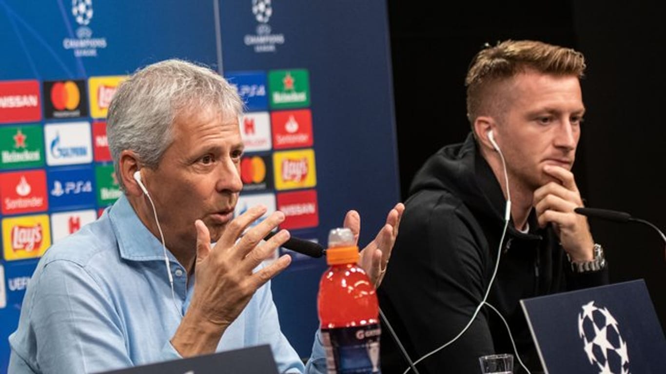 BVB-Trainer Lucien Favre (l) und Marco Reus bei der Pressekonferenz vor dem Spiel gegen den FC Barcelona.