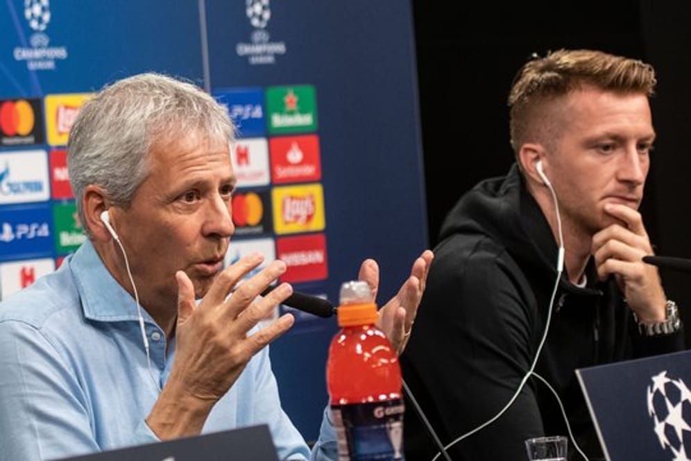 BVB-Trainer Lucien Favre (l) und Marco Reus bei der Pressekonferenz vor dem Spiel gegen den FC Barcelona.