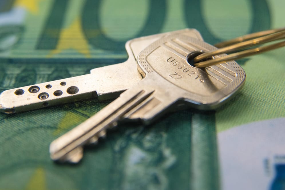 Schlüssel auf einem Geldschein: Beim Anzahlen einer Wohnung, gibt es einiges zu beachten.