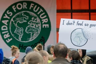 Schüler während einer Fridays-for-Future-Demonstration: Am Freitag sollen auch Arbeitnehmer teilnehmen.