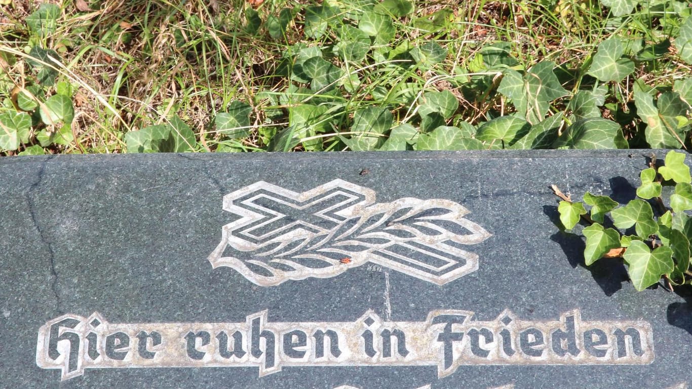 Grabstein auf einem Friedhof in Mecklenburg-Vorpommern (Symbolbild): Die Polizei geht im Sauerland einem mysteriösen Vorfall auf einem Friedhof nach.