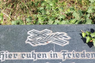 Grabstein auf einem Friedhof in Mecklenburg-Vorpommern (Symbolbild): Die Polizei geht im Sauerland einem mysteriösen Vorfall auf einem Friedhof nach.