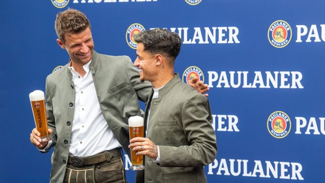 Fühlt sich wohl in München: Philippe Coutinho (r) mit Thomas Müller bei einem Sponsorentermin.
