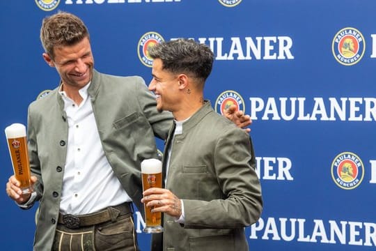 Fühlt sich wohl in München: Philippe Coutinho (r) mit Thomas Müller bei einem Sponsorentermin.