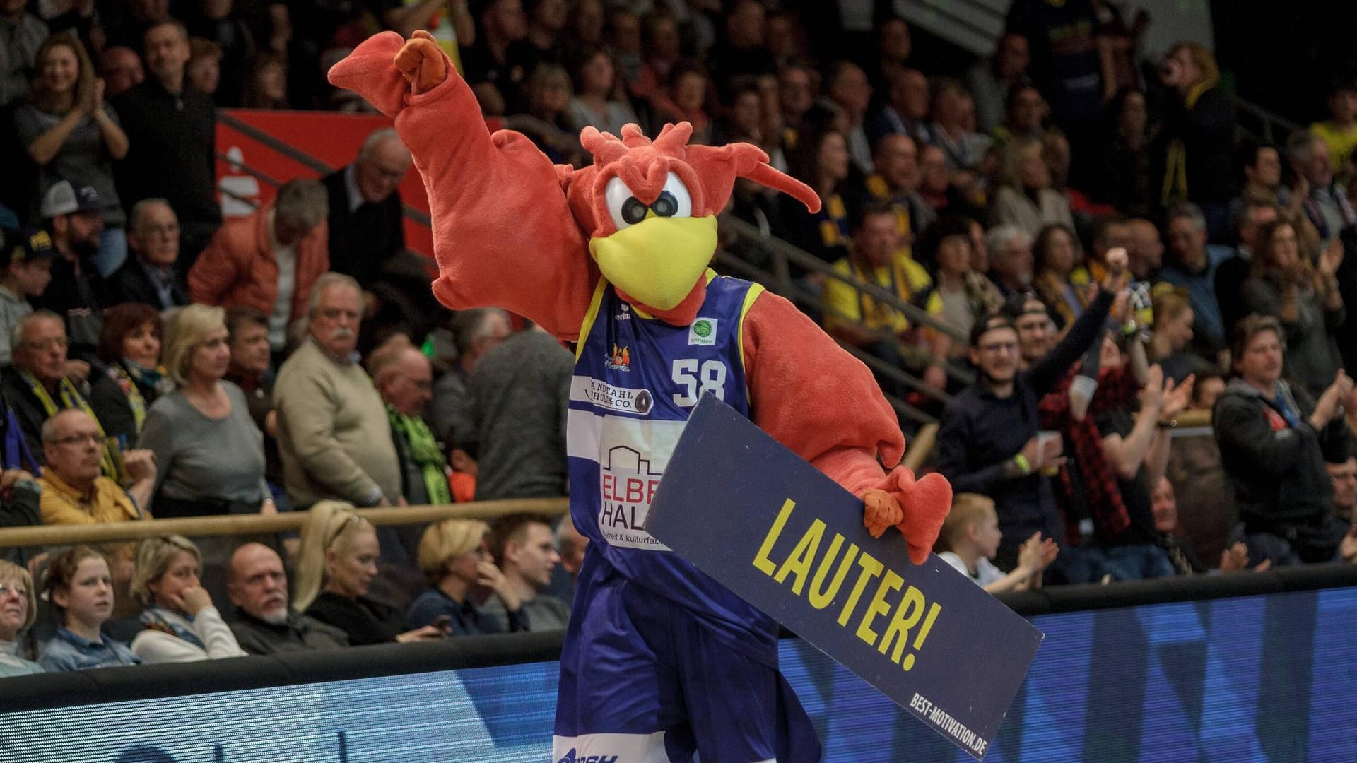 Das Maskottchen Phoenix Hagen, Felix, während eines Spiels: Der Verein bekommt im Stadion verbesserte LED-Systeme.