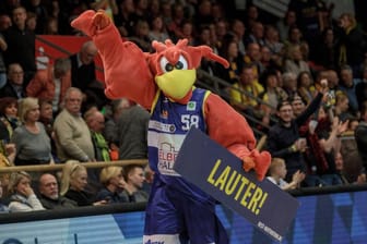 Das Maskottchen Phoenix Hagen, Felix, während eines Spiels: Der Verein bekommt im Stadion verbesserte LED-Systeme.