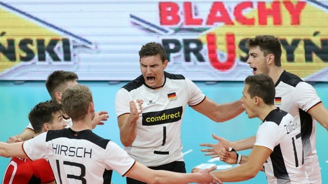 Erster Gruppensieg bei der EM: Die deutschen Volleyballer jubeln auf dem Spielfeld. Erster Gruppensieg bei der EM: Die deutschen Volleyballer jubeln auf dem Spielfeld.