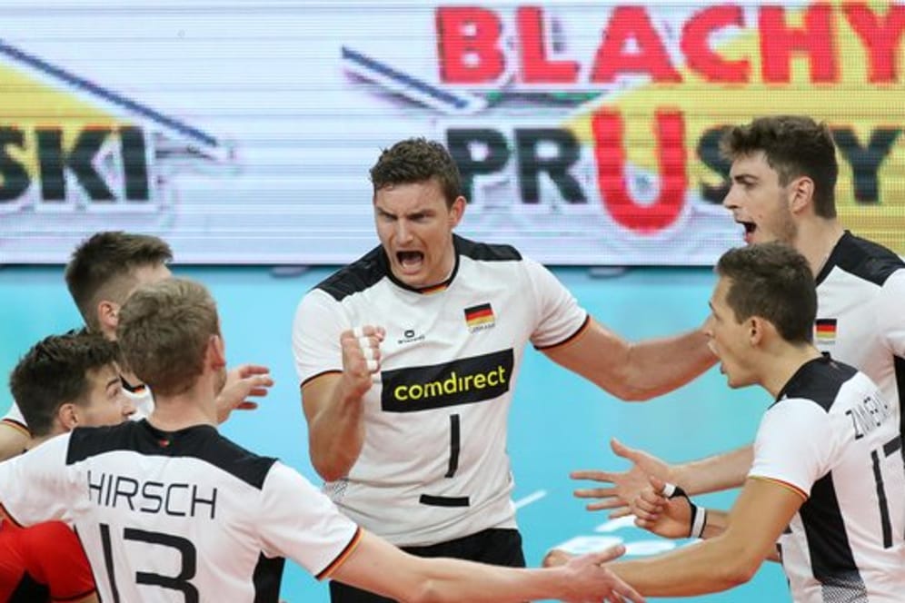 Erster Gruppensieg bei der EM: Die deutschen Volleyballer jubeln auf dem Spielfeld.