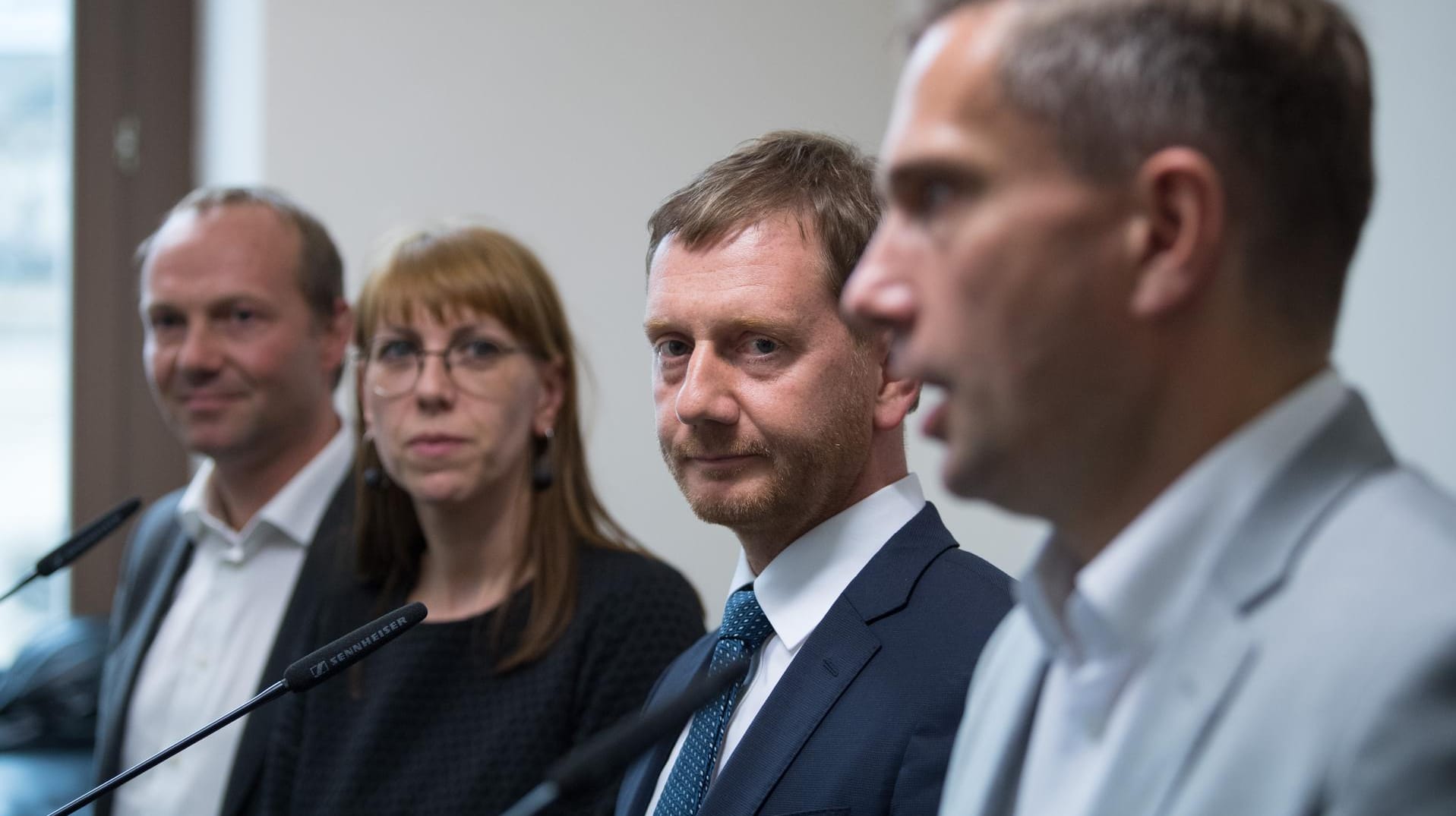 Der sächsische Ministerpräsident Michael Kretschmer (CDU, 2 v. r.), die Spitzenkandidaten der Grünen, Wolfram Günther (l.) und Katja Meier (2. v. l.) und Martin Dulig (SPD, r.): Kretschmer wollte nicht mit den Grünen koalieren – jetzt bleibt trotzdem nur dieses Dreierbündnis. Der sächsische Ministerpräsident Michael Kretschmer (CDU, 2 v. r.), die Spitzenkandidaten der Grünen, Wolfram Günther (l.) und Katja Meier (2. v. l.) und Martin Dulig (SPD, r.): Kretschmer wollte nicht mit den Grünen koalieren – jetzt bleibt trotzdem nur dieses Dreierbündnis.