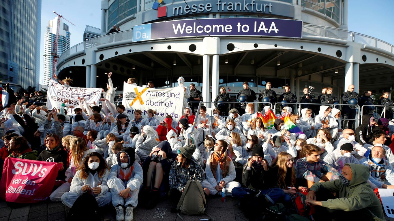 Klimaschützer protestieren bei der IAA.
