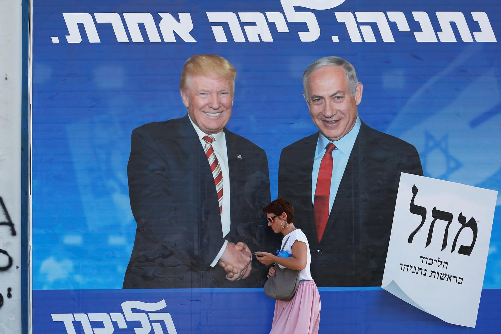 Ein Wahlplakat, dass Benjamin Netanjahu mit Donald Trump zeigt: Am heutigen Dienstag wird in Israel ein neues Parlament gewählt.