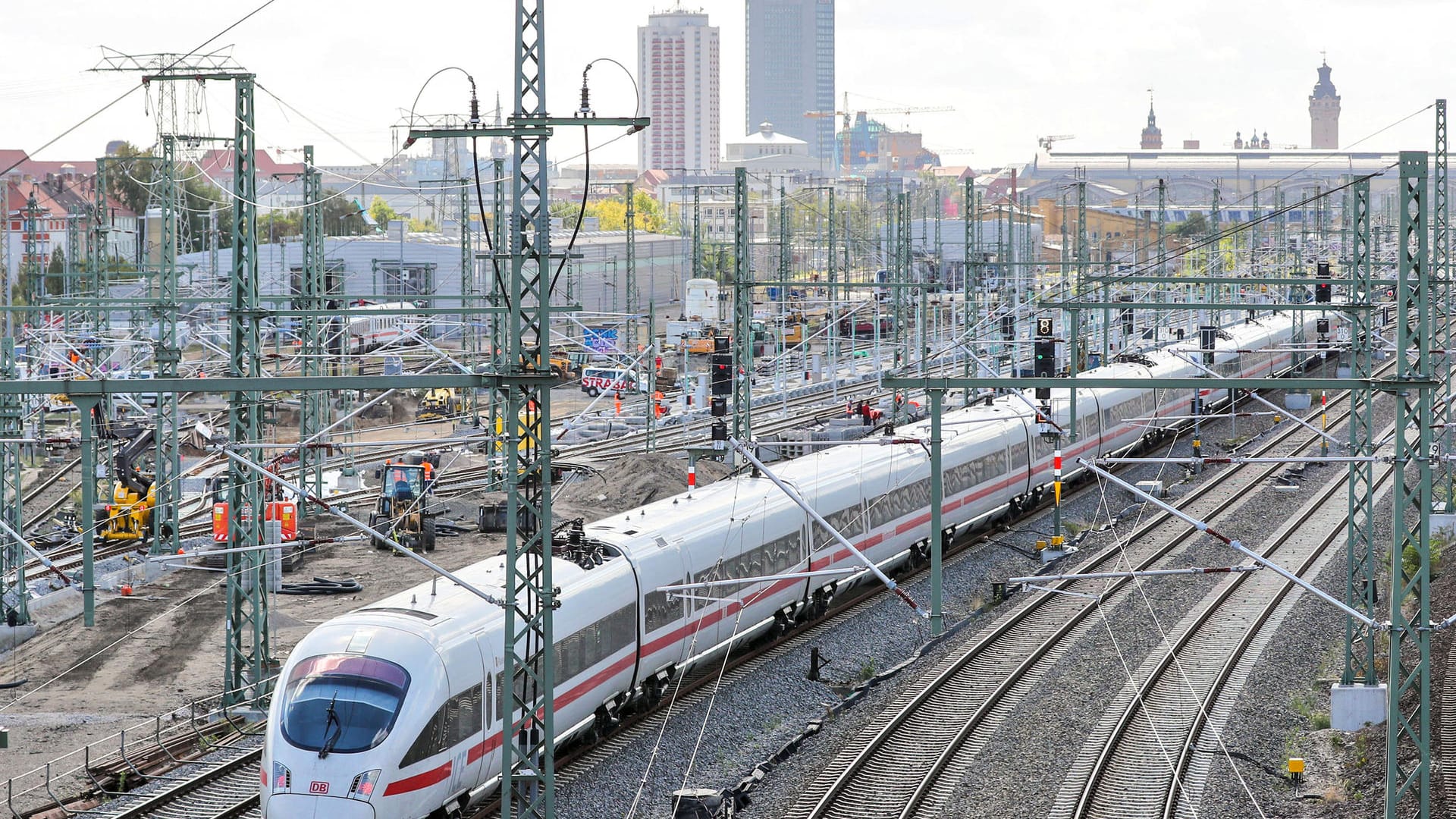 ICE der Bahn (Symbolbild): Wegen einer Panne bei einem ICE mussten die Reisenden über die Gleisbetten zu einem anderen Zug laufen.