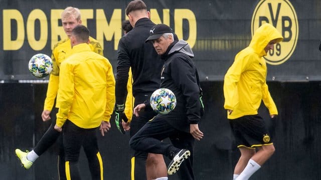 Trainer Lucien Favre (vorn) nimmt am Abschlusstraining teil. Trainer Lucien Favre (vorn) nimmt am Abschlusstraining teil.