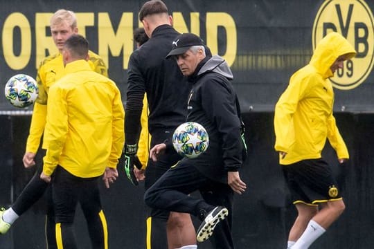 Trainer Lucien Favre (vorn) nimmt am Abschlusstraining teil.