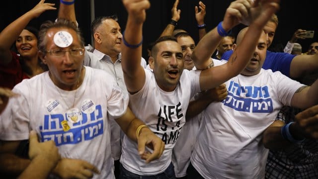 Anhänger der Likud-Partei bejubeln die Prognosen. Anhänger der Likud-Partei bejubeln die Prognosen.